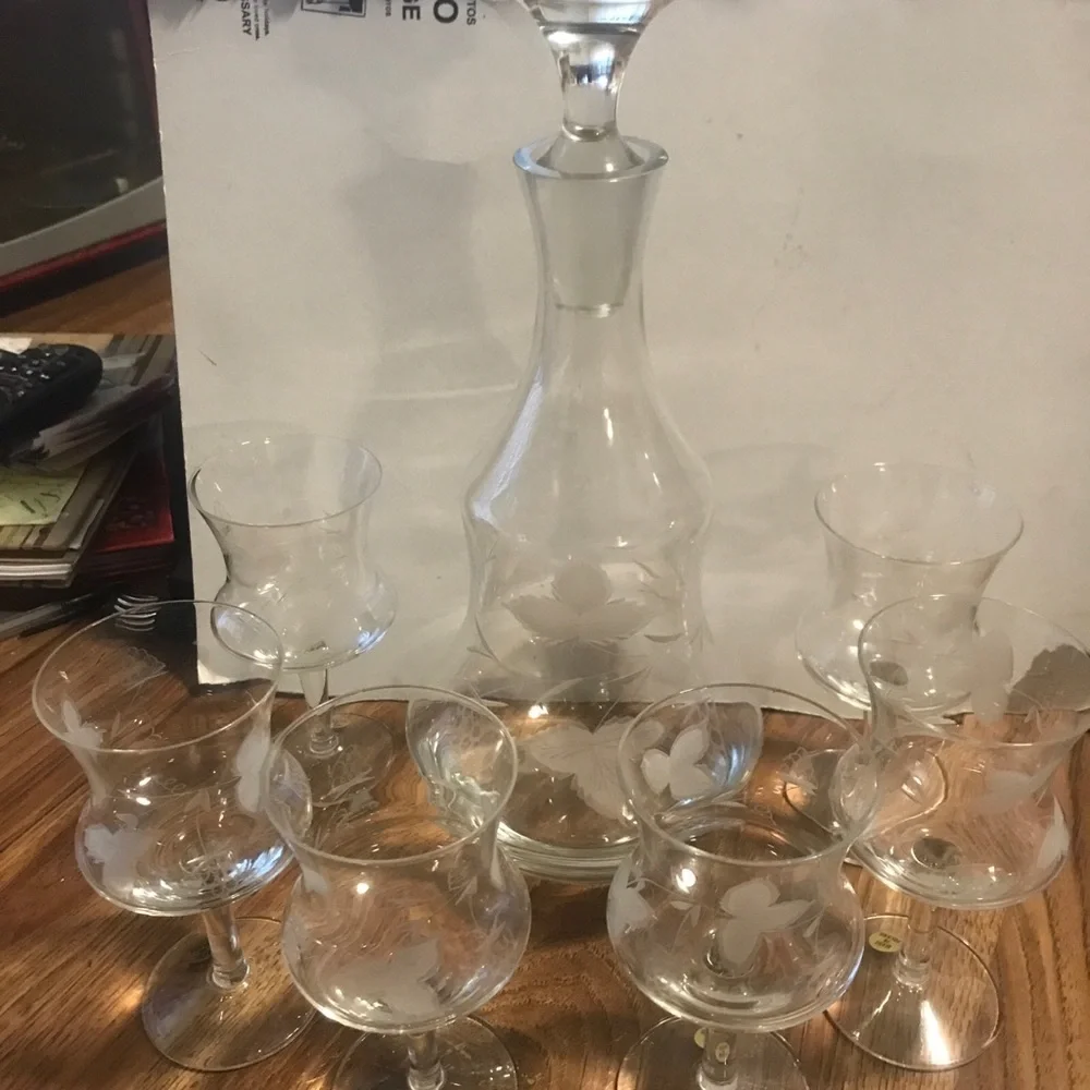 Beautiful crafted 7 pc wine set  crystal n made in Poland.   Perfect condition - Picture 5 of 7